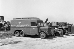 72131-Prága-teherautó-távolabb-egy-39M-Csaba-páncélautó-és-egy-szovjet-BT-7-könnyű-harckocsi