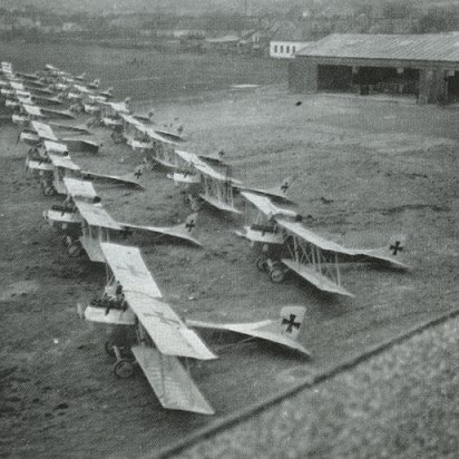 Brandenburg CI repülőgépek sorozata az alberfalvi gyár udvarán (Nagy,1997) 
